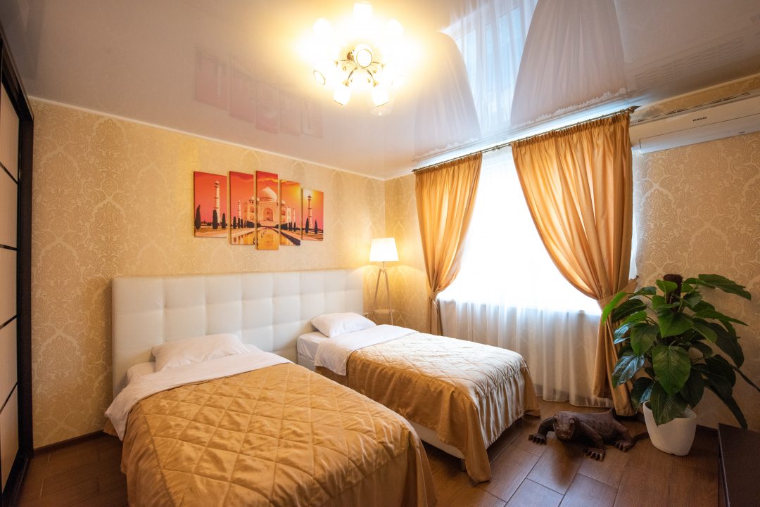 Трехместный (Стандартный номер с 2 односпальными кроватями) отеля Вечерний Город, Севастополь