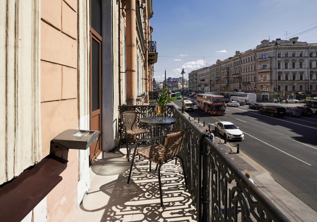 De Luxe (Номер Делюкс с балконом и видом на Невский проспект), Отель Калейдоскоп центральный