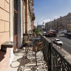 De Luxe (Номер Делюкс с балконом и видом на Невский проспект), Отель Калейдоскоп центральный