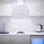 Мини-кухня оборудована холодильником без морозильной камеры, микроволновкой, чайником, кофе-машина в номере Студио