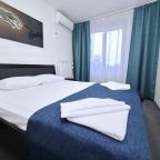 Современный двухкомнатный номер со спальней и гостиной.