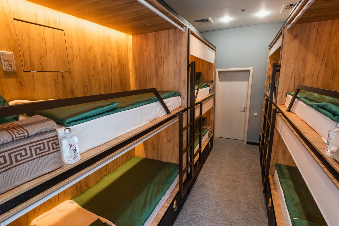 Общежитие летом. Кровать в общем 8-местном номере. Кровать в общем 8-местном номере для мужчин и женщин.