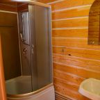 Ванная комната в номере гостиницы Лесная сказка, Топольное