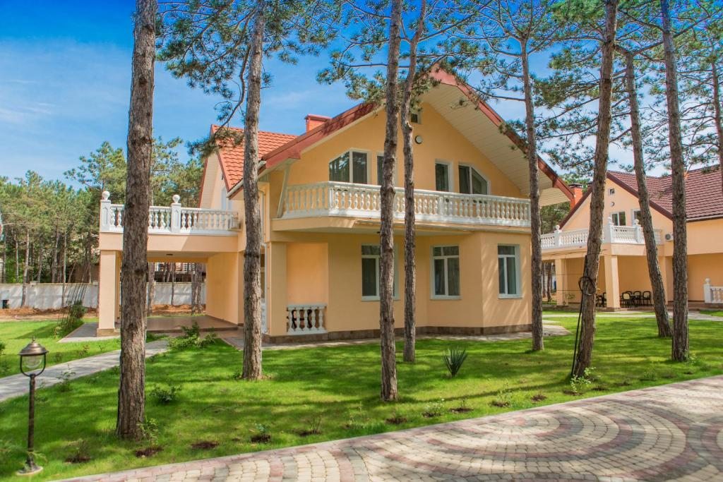 Дом (Вилла 4-е спальни и террасой № 14 и 15) загородного отеля Alma Park Resort, Песчаное, Крым