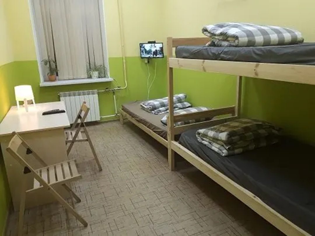 мебель в номере, настольная лампа и телевизор, окно