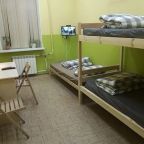 мебель в номере, настольная лампа и телевизор, окно