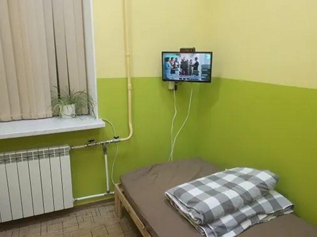 односпальная кровать, окно, телевизор