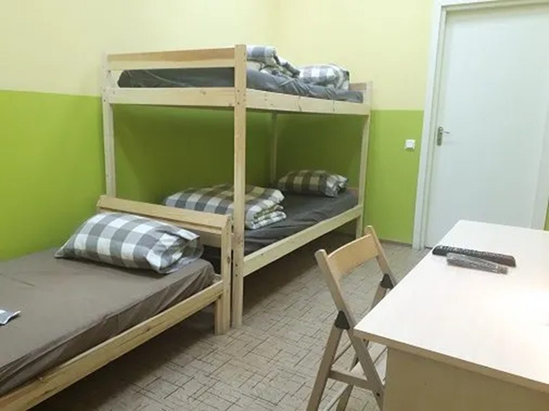 кровати и письменный стол