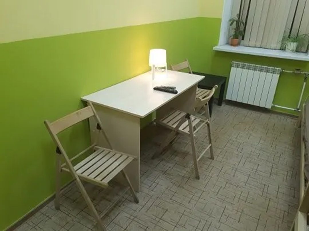 письменный стол, стулья, настольная лампа