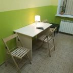 письменный стол, стулья, настольная лампа