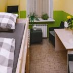 Мебель, стол, кресла, кровати, тумбочка, телевизор, окно.