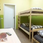 вешалка, кровати, дверь, сушилка для белья