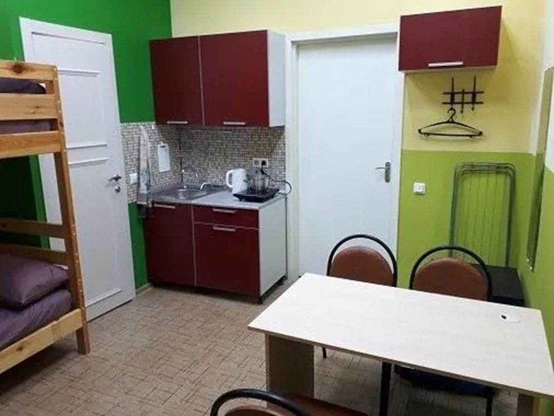 стол, стулья, кровать, кухня, сушилка для белья