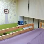 вид со второго яруса кровати, телевизор, окно.