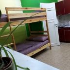 двухярусная двуспальная кровать, кухня, дверь в санузел.