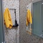 санузел: фен, зеркало, душевая кабина