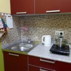 кухня с раковиной, электрочайником и индукционной плиткой