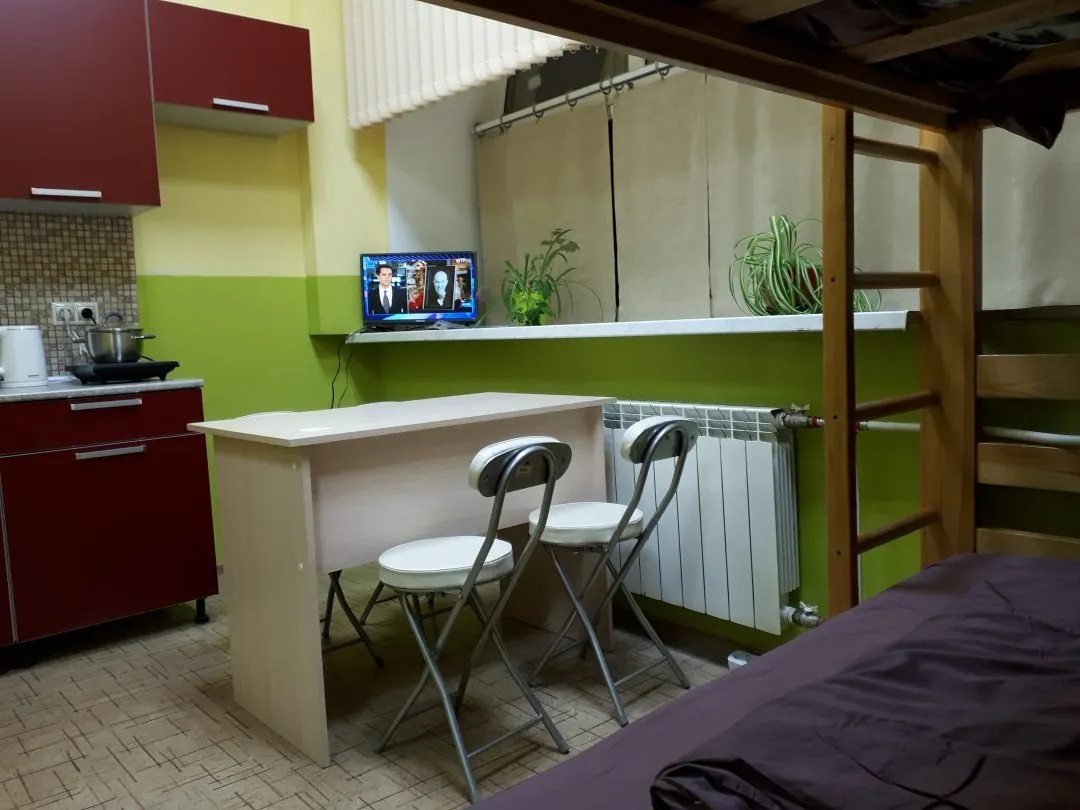 двуспальная двухярусная кровать, кухня, стол, телевизор