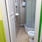 санузел с душевой кабиной и настенным зеркалом