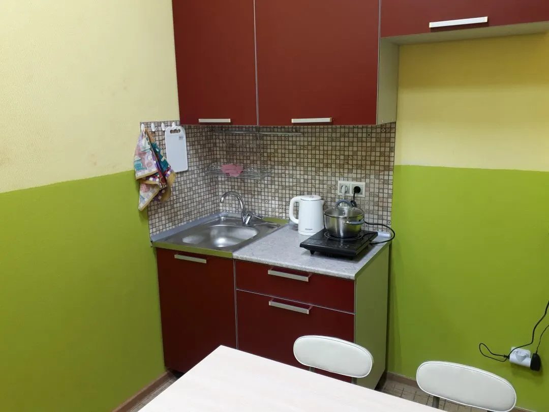 кухня с раковиной, индукционной плиткой и электрочайником