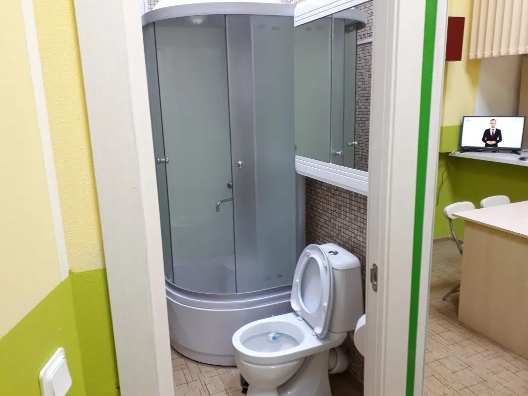 душевая кабина , навесной шкаф с зеркальными дверцами