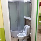 душевая кабина , навесной шкаф с зеркальными дверцами