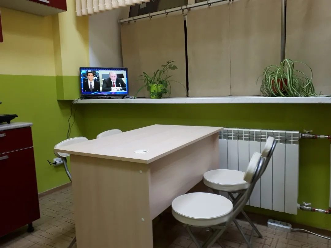 панорамное окно, телевизор, стол и стулья