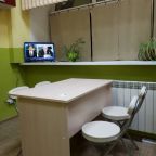 панорамное окно, телевизор, стол и стулья