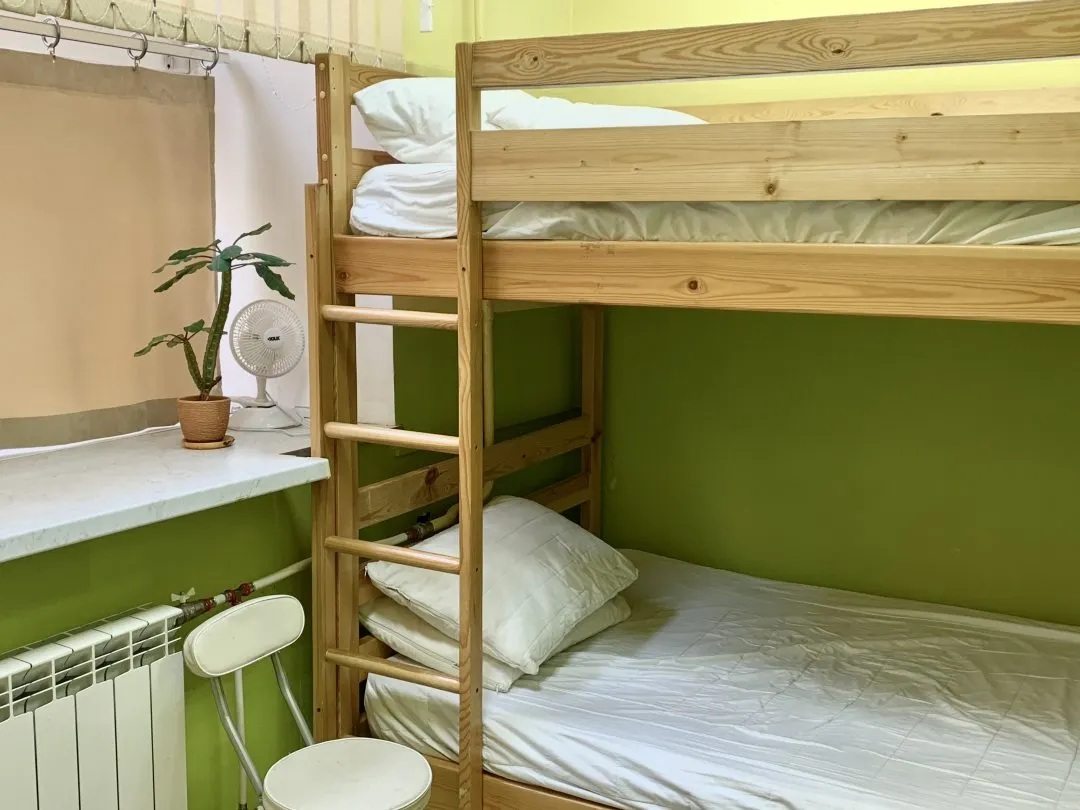 Двухспальная двухъярусная кровать рассчитана на 1-4 человек.