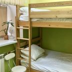 Двухспальная двухъярусная кровать рассчитана на 1-4 человек.