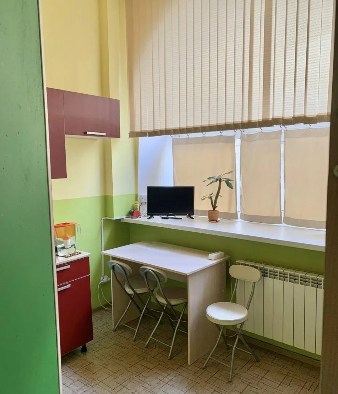 Большое окно выходит в спокойный двор.  Высокий 1й этаж.