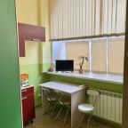 Большое окно выходит в спокойный двор.  Высокий 1й этаж.