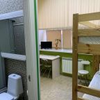 общая панорама номера: туалет, кровать, большое окно, ТВ