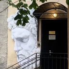 Вход в мини-отель. Высокий первый этаж.