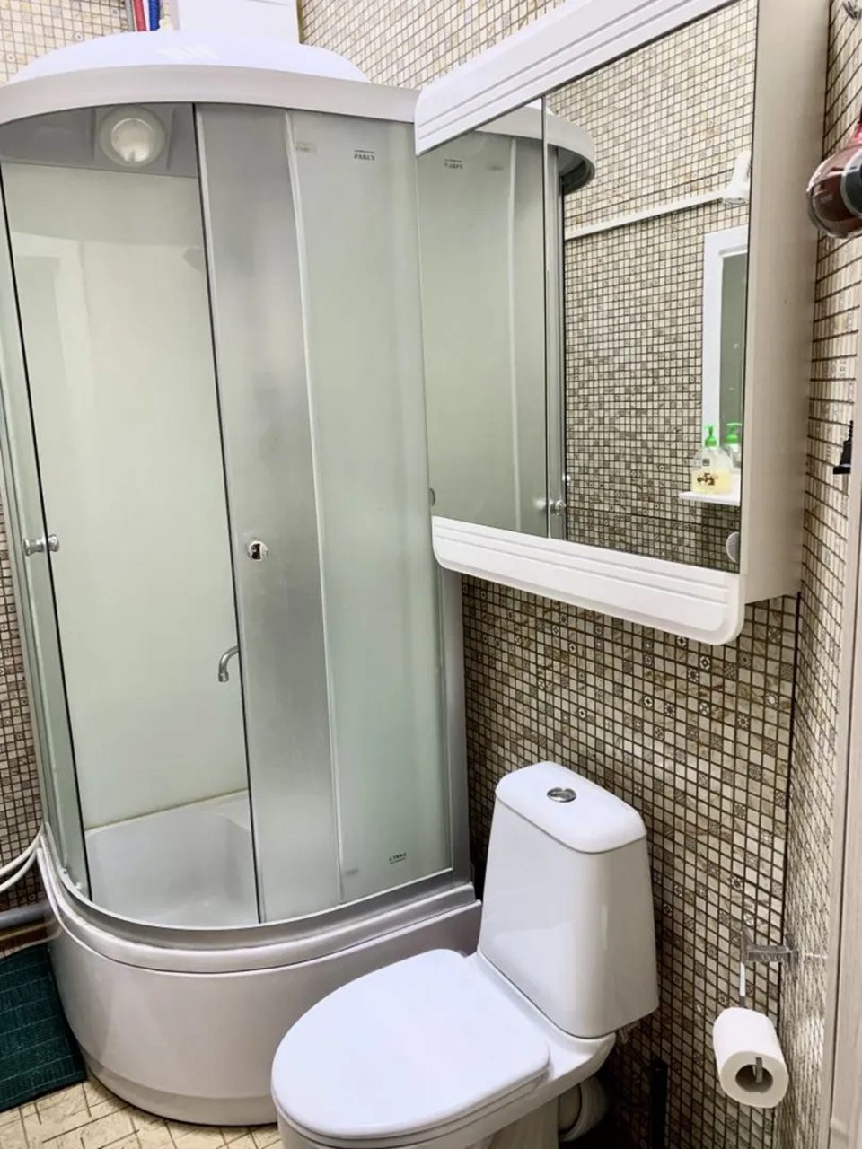 ванная комната имеет два зеркала.