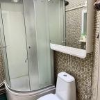 ванная комната имеет два зеркала.