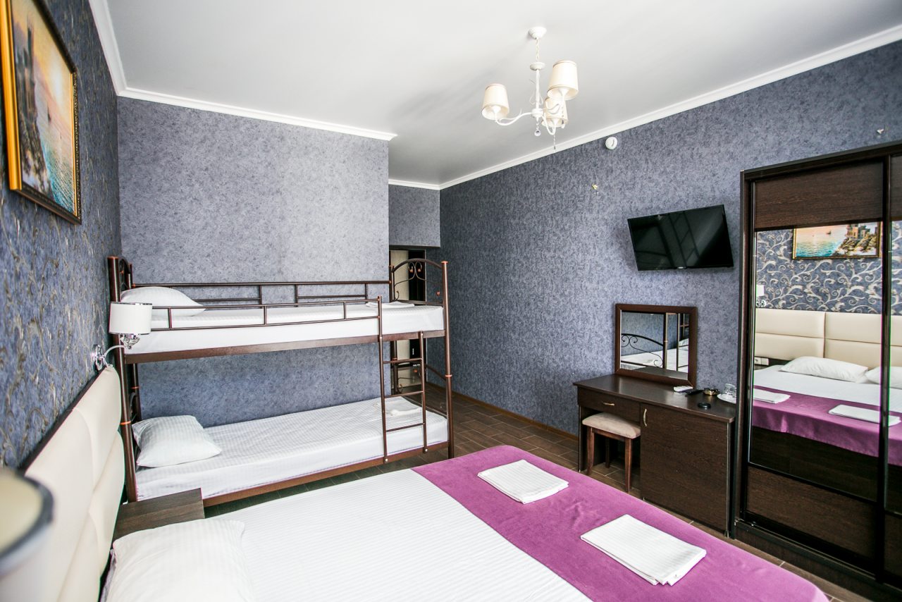 Четырехместный (Улучшенный 4х местный номер) гостиницы Gold Hotel, Феодосия