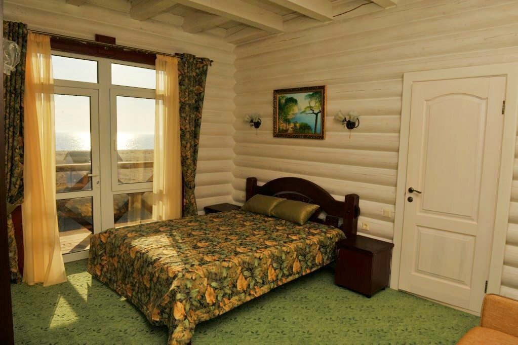 Трехместный (Стандартный с балконом(с видом на море)) гостиницы Арсений, Прибрежное, Крым