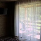 Панорамное окно в шале на склоне