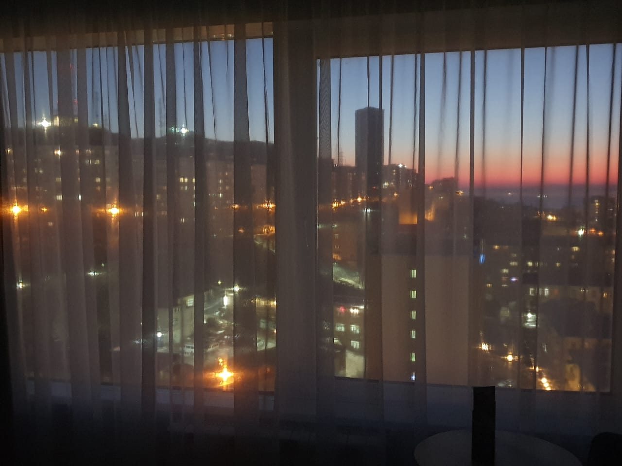 Витражные окна с панорамным видом на город и море, Отель NewLiving Hotel