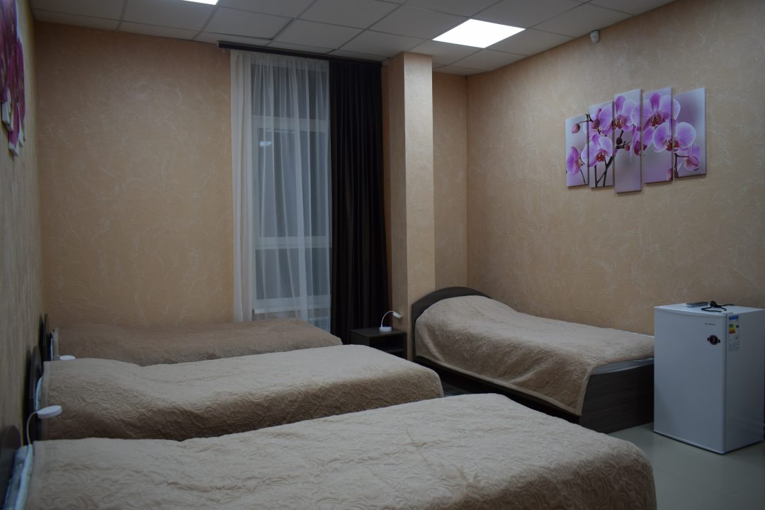 Четырехместный (Стандартный четырехместный номер с 4 одноместными кроватями (общая ванная комната)) арт-отеля Центр CITY, Козьмодемьянск