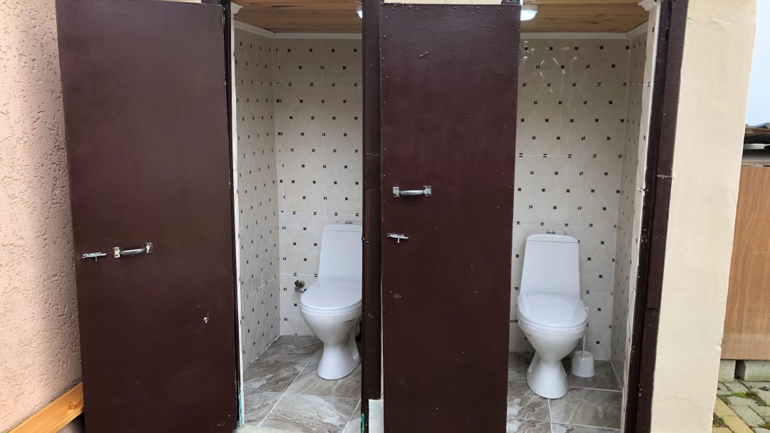 Туалеты для эконом-номеров. Гостевой дом Юлия