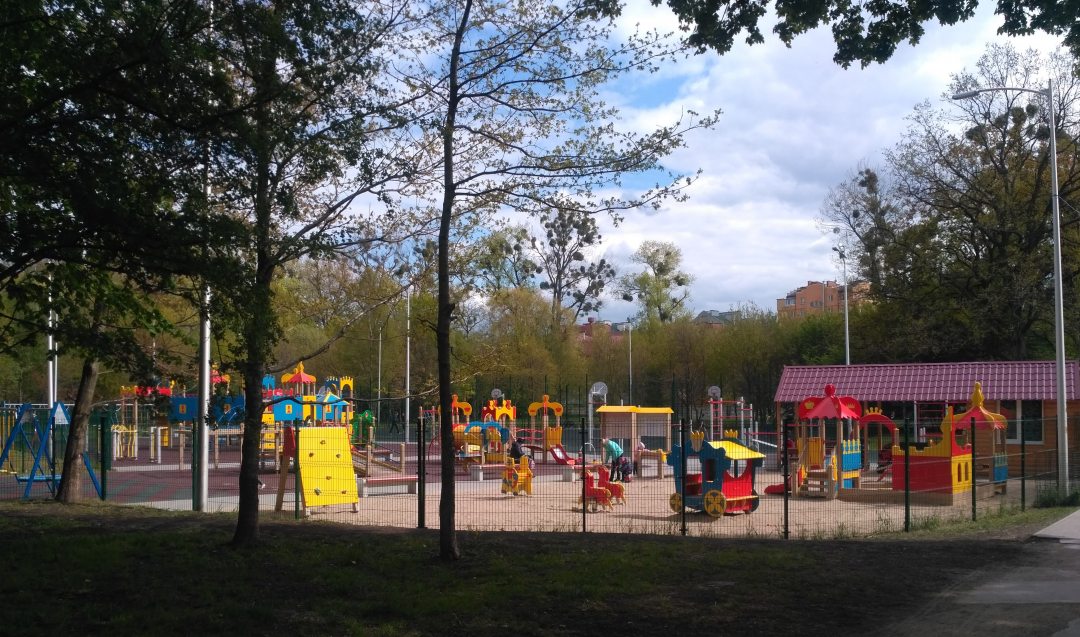 В 100 м огромный парк с озером, детской и игровой площадками.