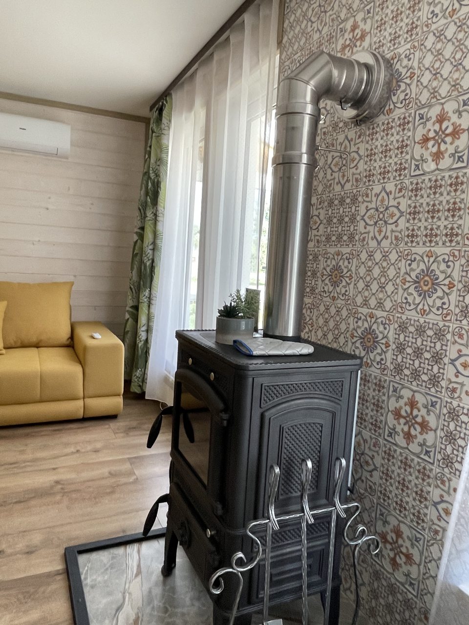 Коттедж (Желтый Дом), База отдыха Времена года