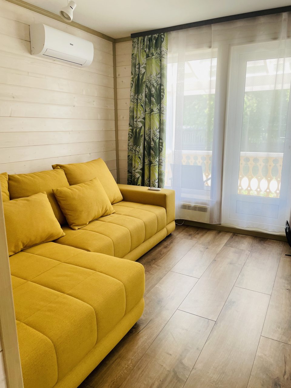 Коттедж (Желтый Дом), База отдыха Времена года