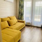 Коттедж (Цветной с террасой и двумя спальнями), База отдыха Времена года