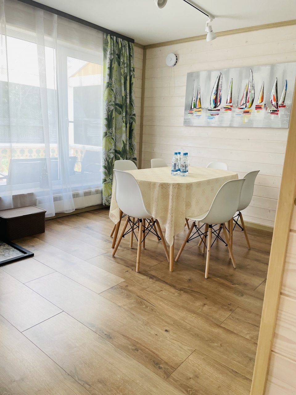 Коттедж (Желтый Дом), База отдыха Времена года