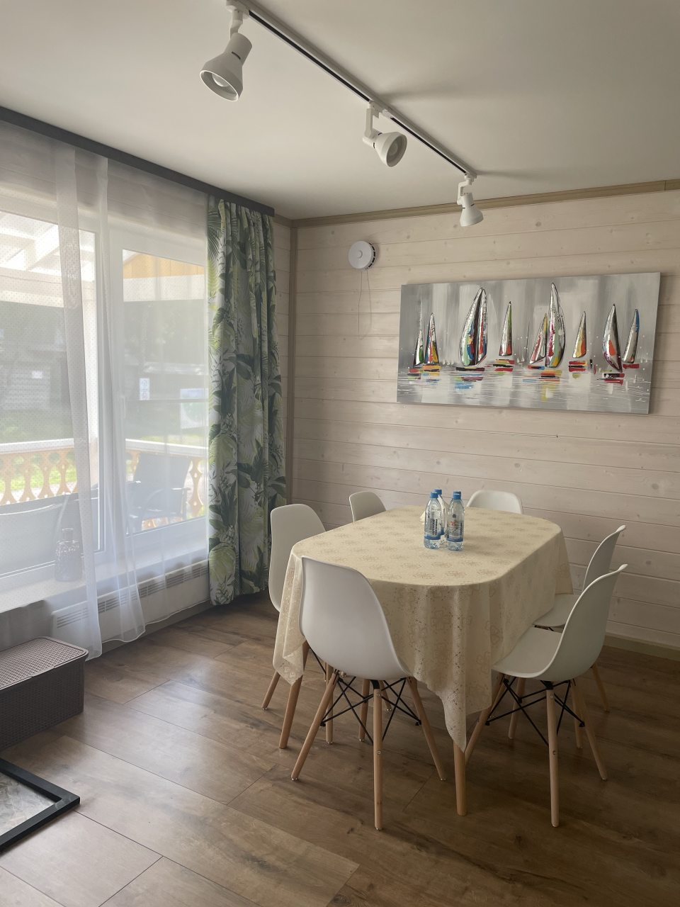 Коттедж (Желтый Дом), База отдыха Времена года