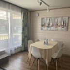 Коттедж (Цветной с террасой и двумя спальнями), База отдыха Времена года