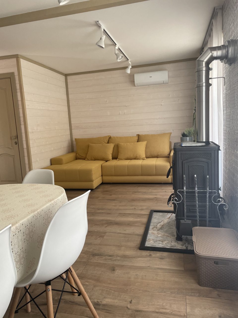 Коттедж (Желтый Дом), База отдыха Времена года